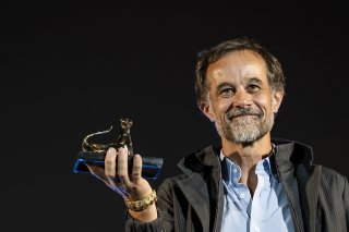 Le cinéaste Claude Barras a déjà été récompensé cette année à Locarno pour son film "Sauvages". KEYSTONE/JEAN-CHRISTOPHE BOTT